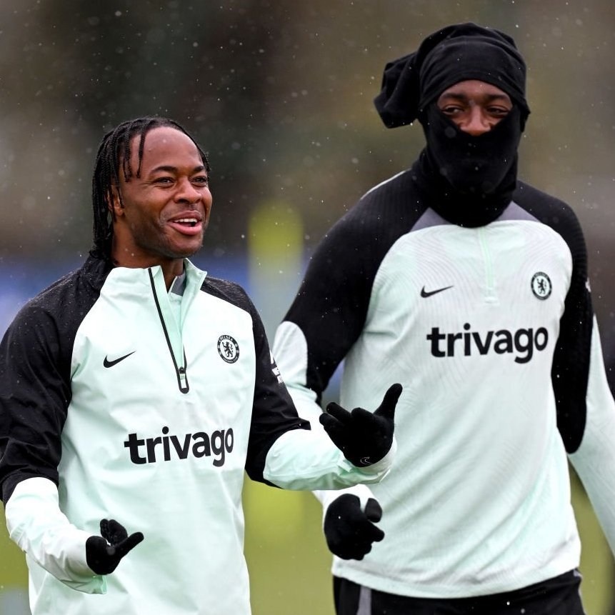 2 cầu thủ bị Chelsea ruồng bỏ là Raheem Sterling và Axel Disasi phải tự tập luyện