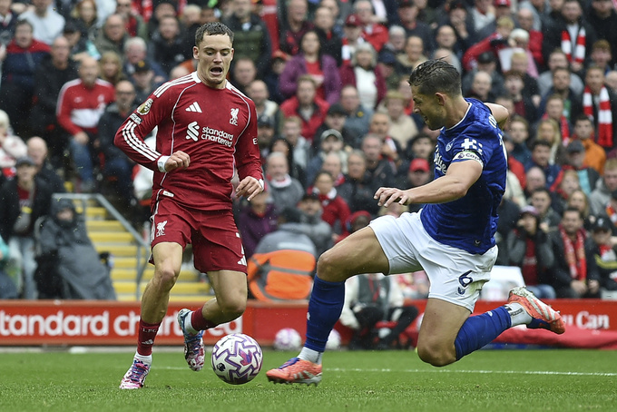 Wirtz (trái) chỉ gây chú ý ở trận derby Merseyside với một đường chuyền ngon ăn cho đồng đội