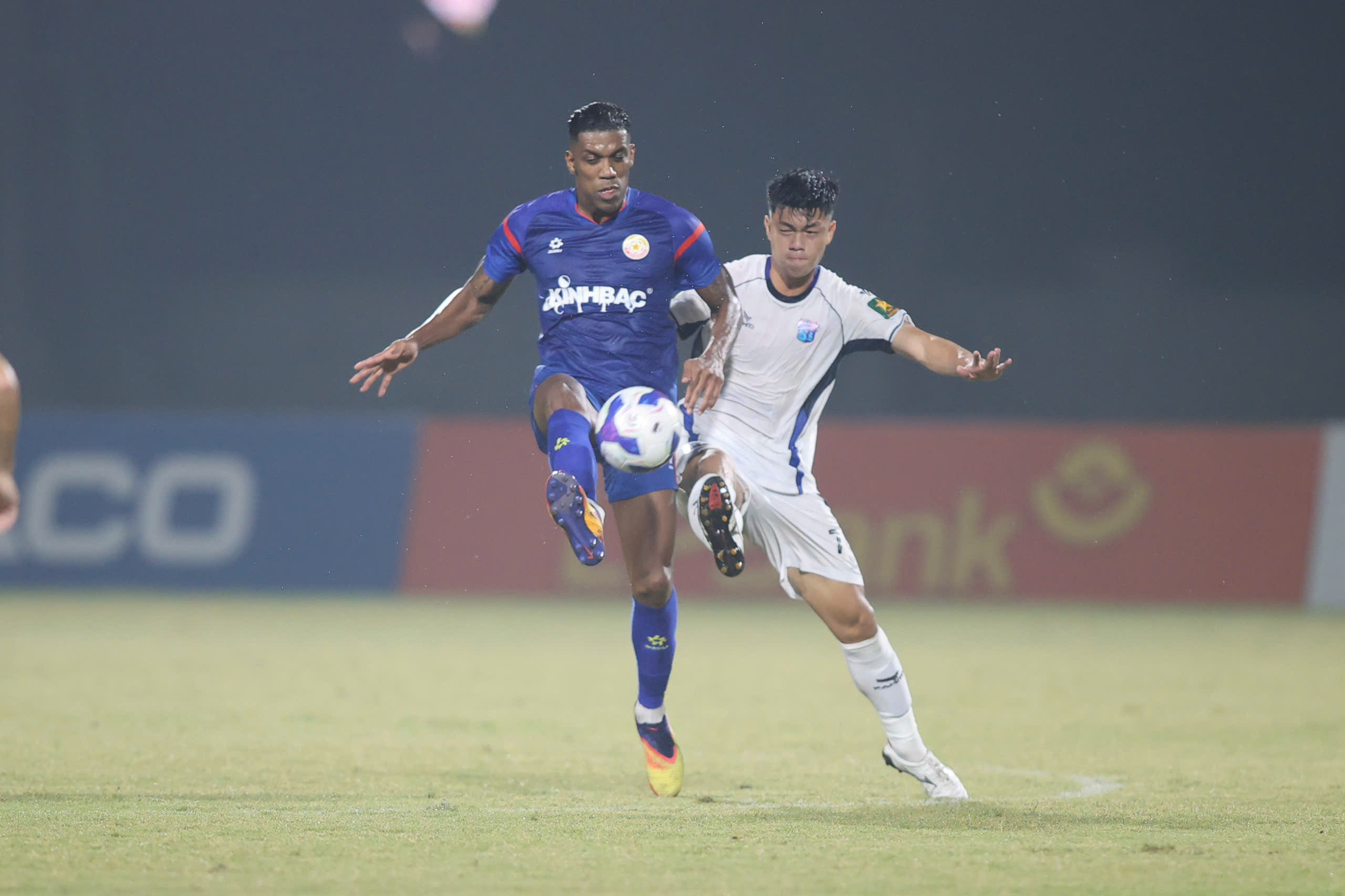 Quảng Ninh (áo trắng) bất ngờ nhận thất bại 0-1 trước trẻ PVF-CAND