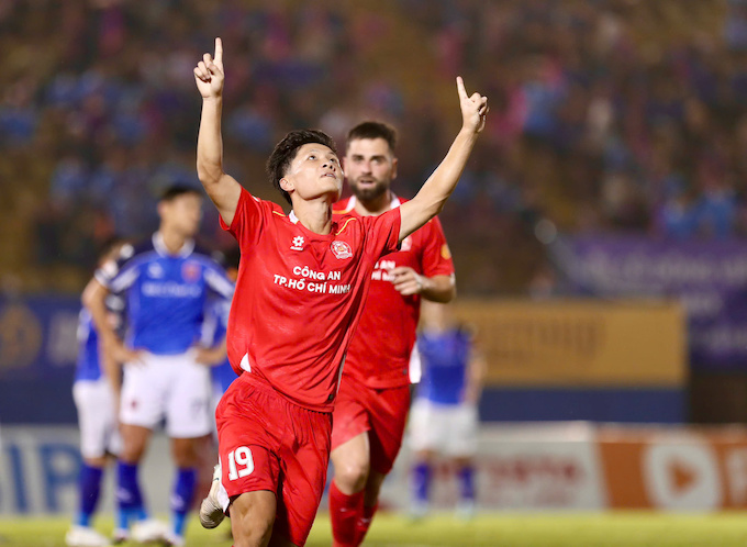 Niềm vui của cầu thủ CA TP.HCM khi ghi bàn. Ảnh: Anh Khoa