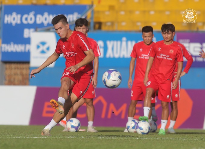 Tiến Linh và các đồng đội CA TP.HCM đang tập luyện tại sân Gò Đậu. Ảnh: FBNV