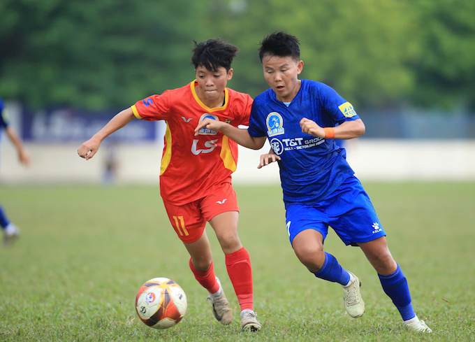 Bích Thuỳ và các đồng đội đã khá bế tắc trong việc tìm đường vào khung thành của đối thủ. Ảnh: Phan Tùng