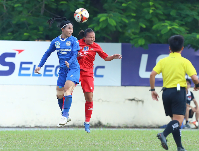 TP.HCM I (áo đỏ) vừa có trận thua Than KSVN. Ảnh: Phan Tùng