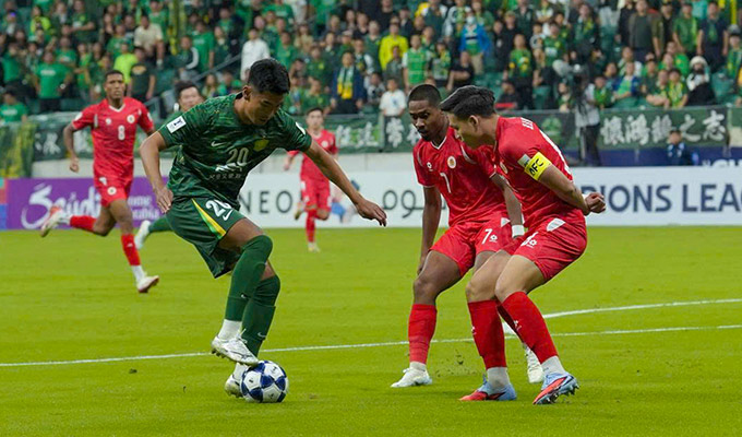 Bùi Hoàng Việt Anh dính chấn thương đầu gối trong trận gặp Beijing Guoan FC ở AFC Champions League Two - Ảnh: CAHN