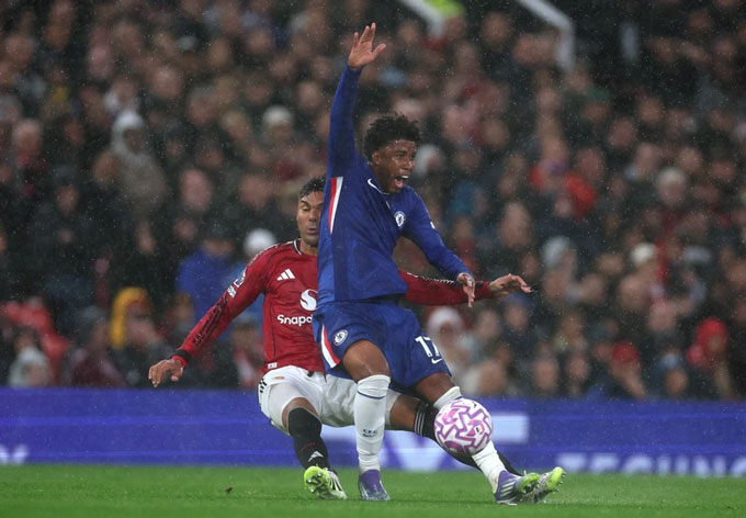 Pha phạm lỗi của Casemiro với Andrey Santos