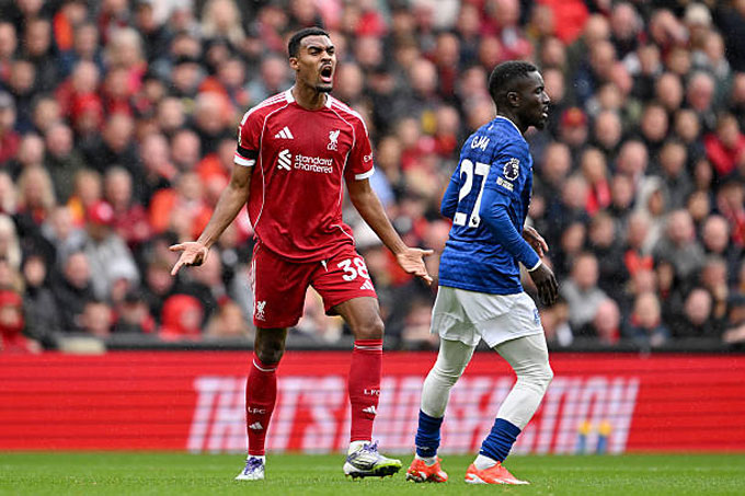 Gravenberch thi đấu với sự lạnh lùng và điềm tĩnh đáng ngạc nhiên dù là ở trận derby Merseyside đầy căng thẳng