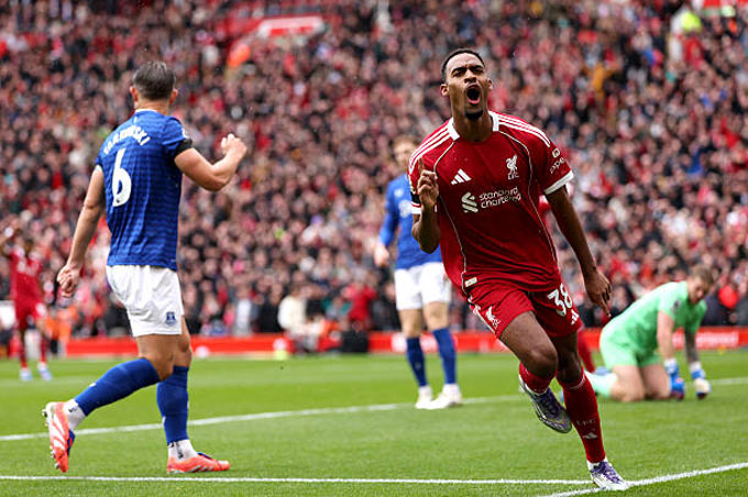 Không chỉ đánh chặn, điều phối mà giờ đây Gravenberch còn ghi bàn và kiến tạo rất tốt