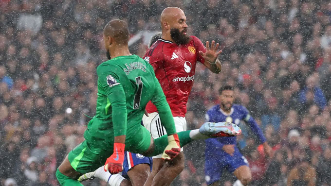 Pha phạm lỗi không đáng có của Sanchez với Mbeumo