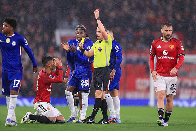 Casemiro vừa là người hùng và là tội đồ của MU