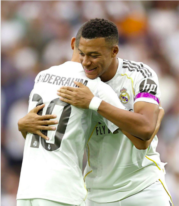 Hai số 10 ôm nhau và Mbappe có thể là mạnh thường quân tiếp theo của cậu bé
