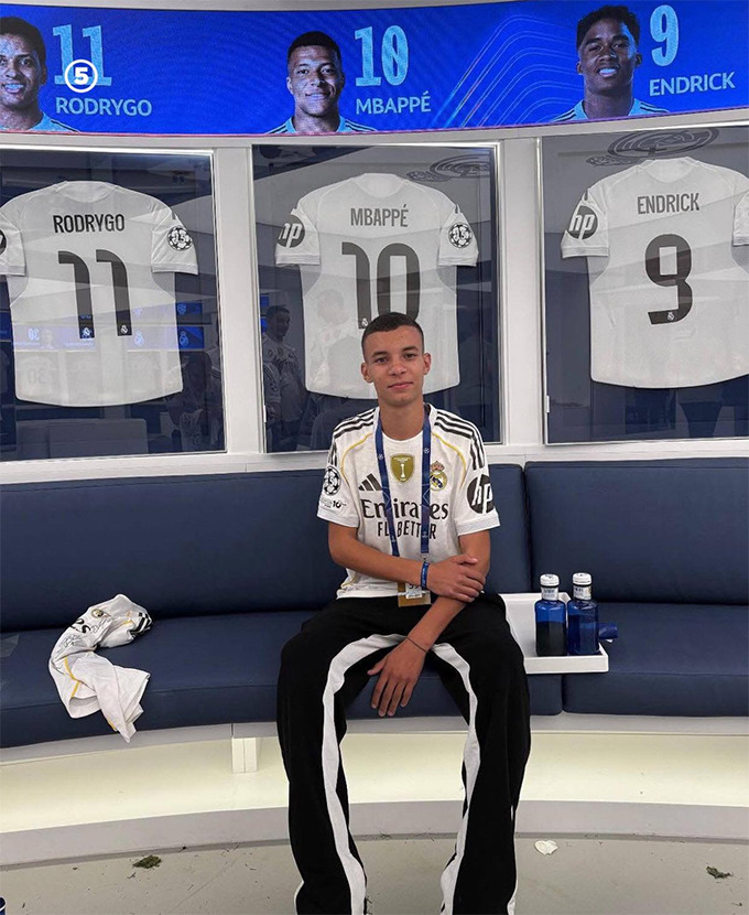 Ít ngày trước cậu bé được thăm phòng truyền thống Real