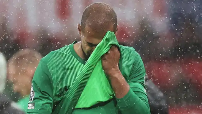 Sanchez đẩy Chelsea vào tình thế khó khi lãnh thẻ đỏ ngay từ phút thứ 5