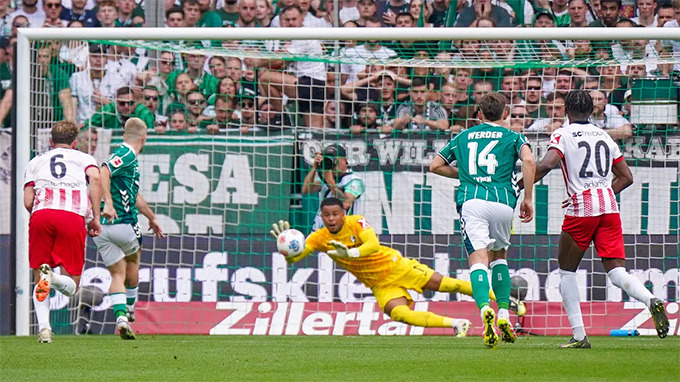 Freiburg có một Harry Kane trong khung gỗ,  Atubolu.
