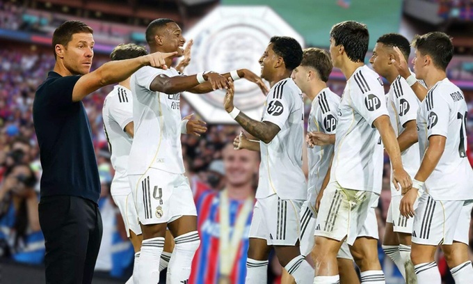 HLV Xabi Alonso (áo đen) toàn thắng 6 trận chính thức cùng Real Madrid từ khi mùa 2025/26 khởi tranh