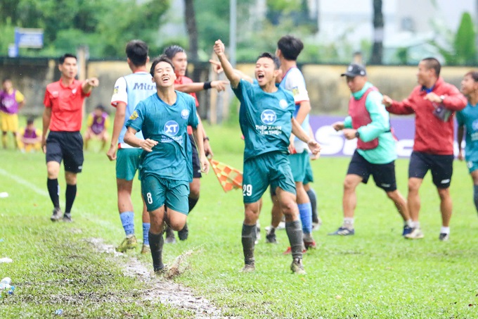 Nam Định ăn mừng sau màn ngược dòng trước SLNA. Ảnh: Trung Đặng