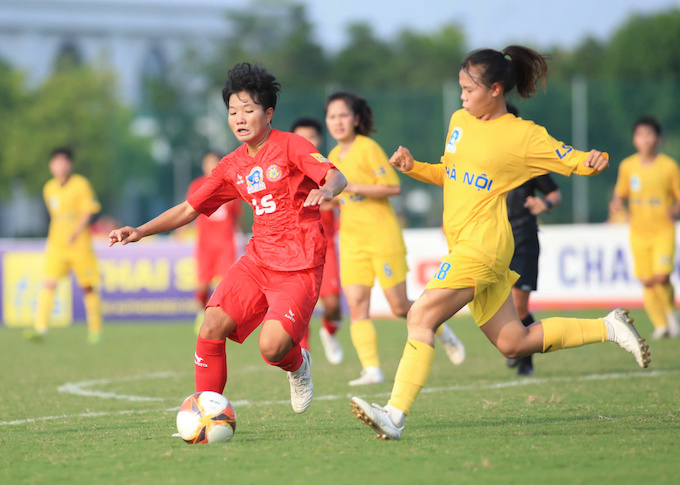 Pha tranh bóng quyết liệt giữa cầu thủ hai đội - Ảnh: Phan Tùng