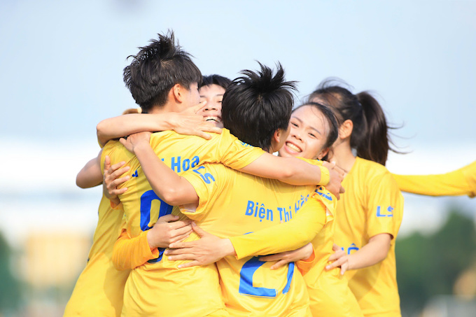 Niềm vui của nữ cầu thủ Hà Nội khi có bàn thắng sớm - Ảnh: Phan Tùng