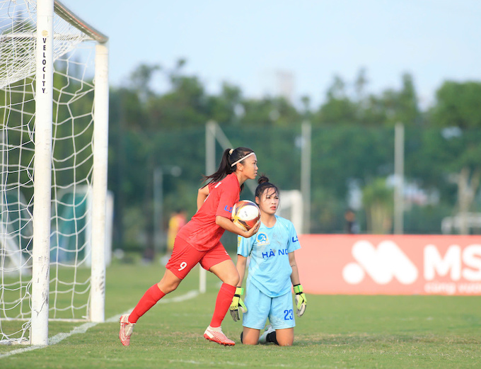 Huỳnh Như với cú đúp giúp TP.HCM I có trận hoà 2-2 - Ảnh: Phan Tùng