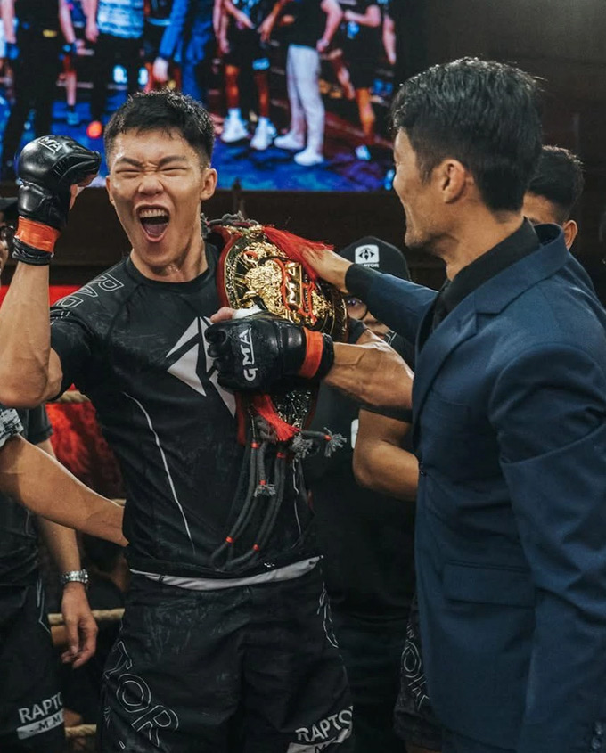 Johnny Trí Nguyễn (phải) tước danh hiệu của Hà Thế Anh