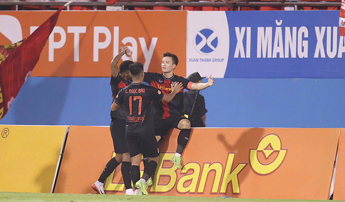 Hoàng Đức ăn mừng bàn thắng mở tỷ số vào lưới Nam Định - Ảnh: Đức Cường 