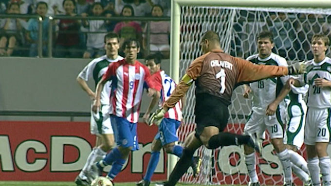 Chilavert trở thành thủ môn đầu tiên thực hiện đá phạt tại World Cup ở trận đấu giữa Paraguay và Bulgaria