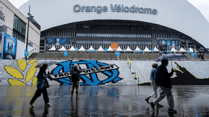 Mưa lớn khiến trận đấu giữa Marseille và PSG phải dời lịch sang đúng ngày trao giải Quả Bóng Vàng
