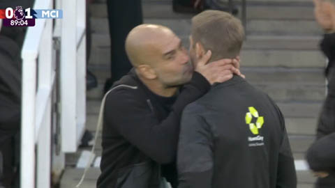  Pep Guardiola 'cưỡng hôn' trọng tài ở trận Man City hòa Arsenal?