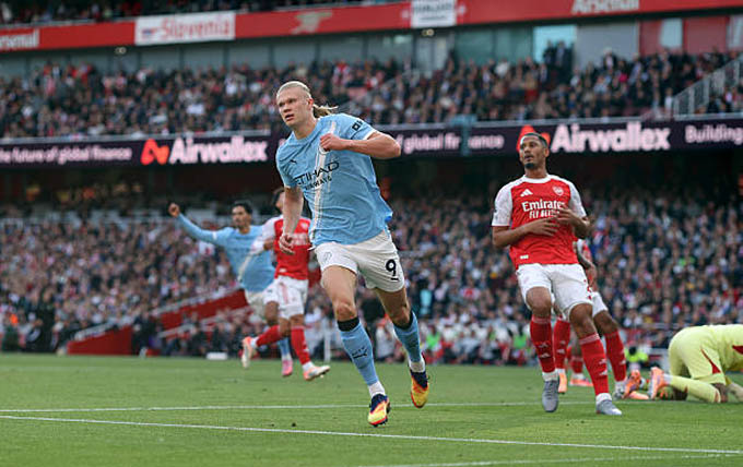Haaland ăn mừng bàn thắng vào lưới Arsenal