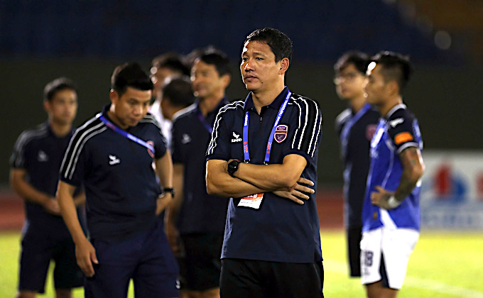 Gương mặt đăm chiêu của HLV Nguyễn Anh Đức sau trận thua CA TP.HCM. Ảnh: Anh Khoa