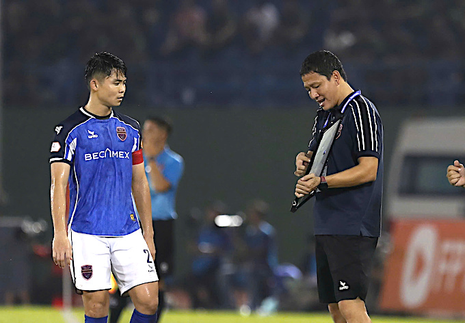 HLV Anh Đức đang chỉ đạo Tùng Quốc trên sân. Ảnh: Anh Khoa 