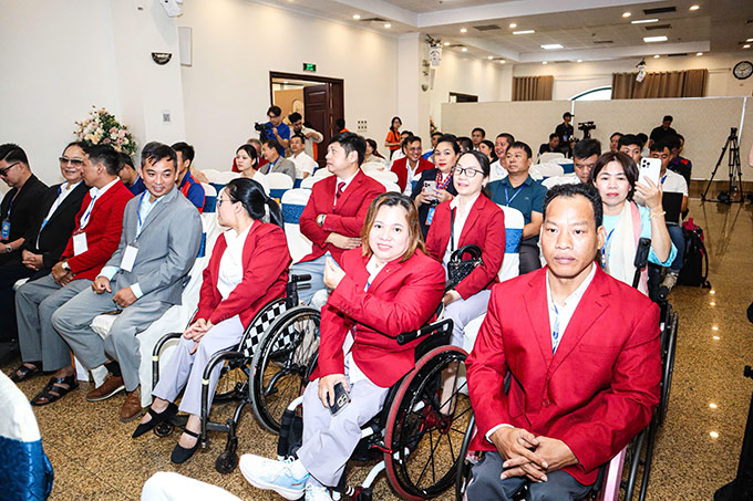 Vận động viên Lê Văn Công cùng các vận động viên xuất sắc của thể thao người khuyết tật Việt Nam tham dự lễ kỷ niệm