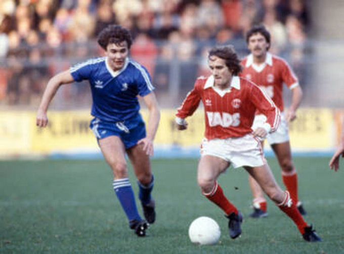 Simonsen (áo đỏ) trong màu áo Charlton