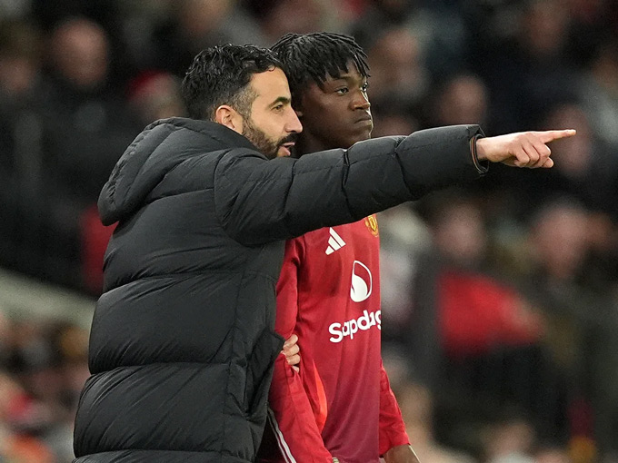 Mainoo cần giành lấy niềm tin của Amorim