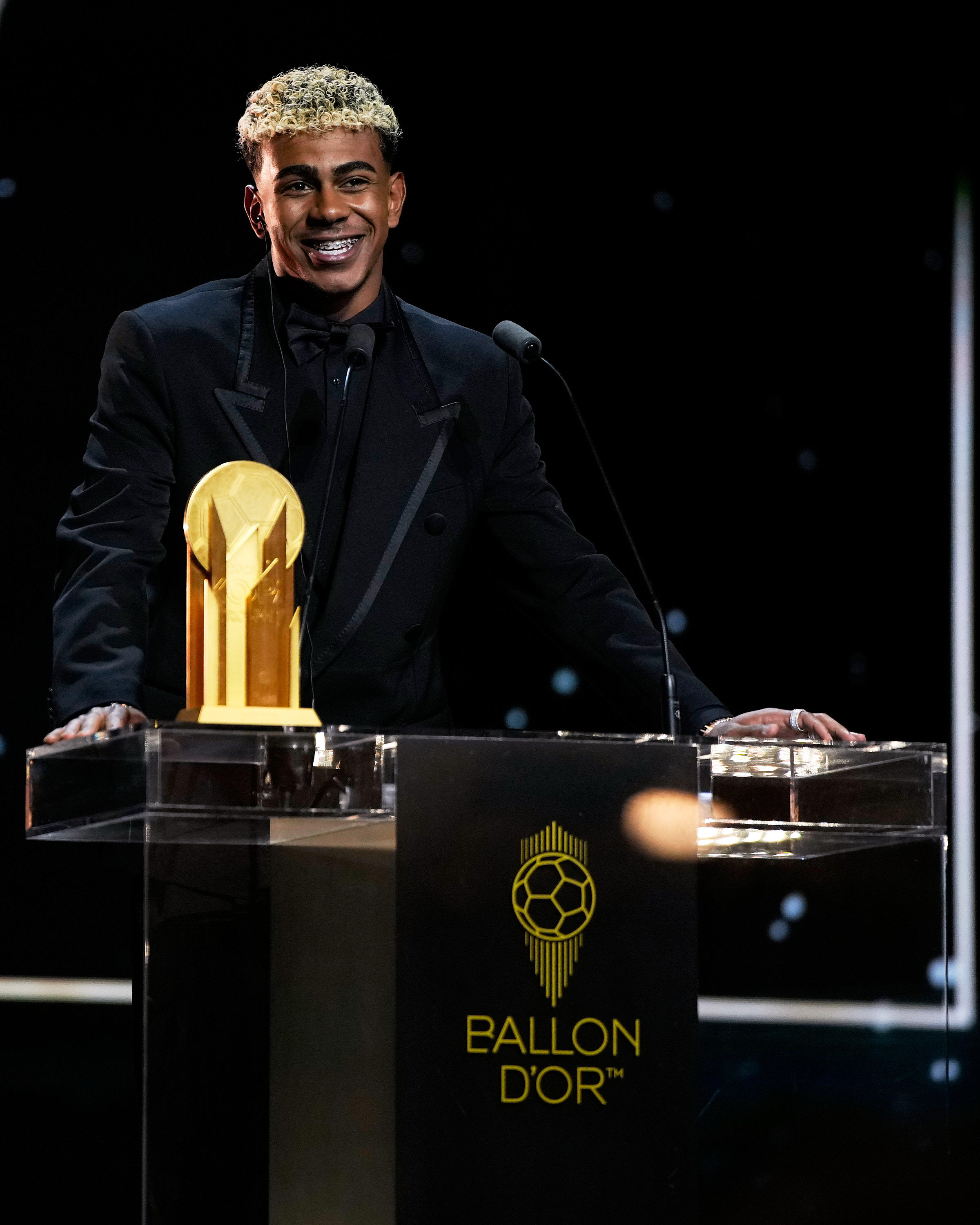 Yamal giành giải cầu thủ trẻ xuất sắc tại lễ trao giải Quả bóng vàng 2025