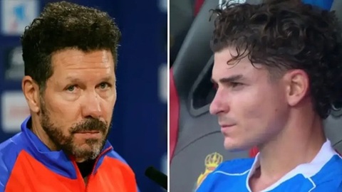  Julian Alvarez lẩm bẩm khiến Simeone phản ứng