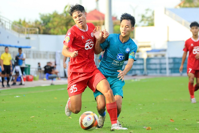 U17 Nam Định (áo xanh) giành quyền vào chung kết. Ảnh: Trung Đặng