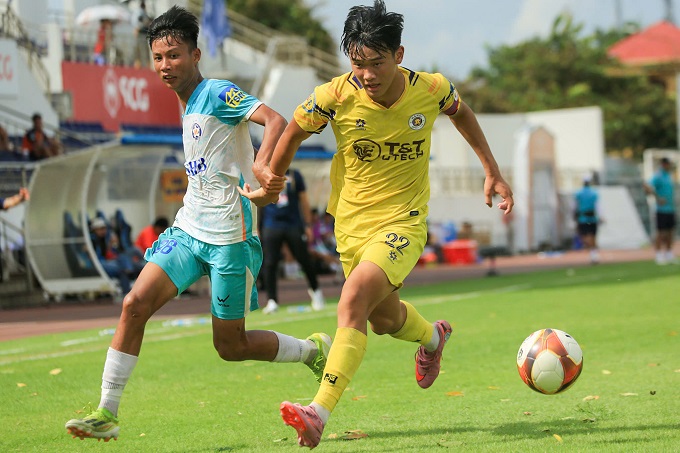 Thua ở bán kết, SHB Đà Nẵng (trắng-xanh) giành giải đồng hạng ba. Ảnh: Trung Đặng