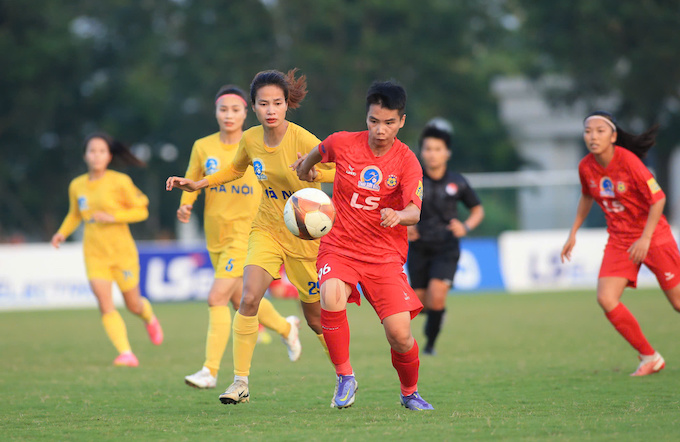 Hà Nội (áo vàng) đang đua tranh quyết liệt với TP.HCM I ở cuộc đua ngôi đầu. Ảnh: Phan Tùng