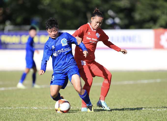 Thái Nguyên T&T (áo xanh) và Than KSVN đang đua tranh quyết liệt vào tốp 3. Ảnh: Phan Tùng