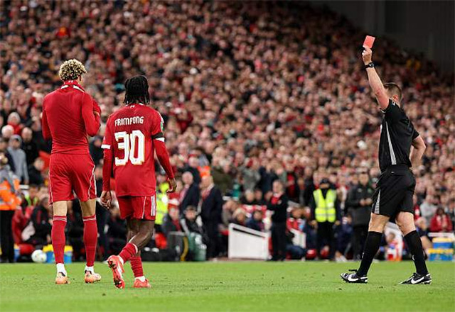 Ekitike phải nhận thẻ đỏ không đáng có