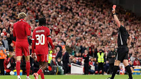  Hugo Ekitike nhận thẻ đỏ vô duyên hiến đồng đội bức xúc