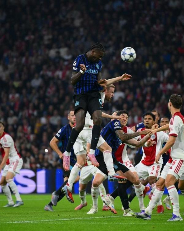 Thuram bật cực cao trước khi đánh đầu tung lưới Ajax