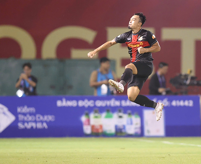 Thanh Thịnh đang có phong độ cao trong màu áo CLB Ninh Bình - Ảnh: Đức Cường