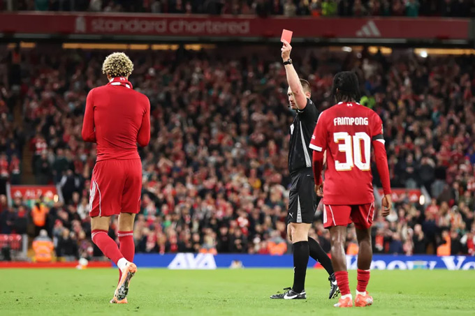 Ekitike nhận thẻ đỏ theo cách rất ngu ngốc