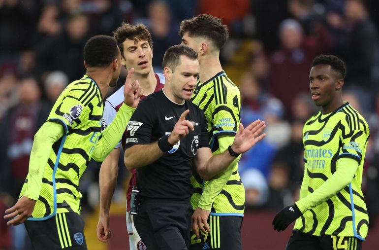 Năm 2023, Gillett đã cầm còi trận thua 0-1 của Arsenal trước Aston Villa