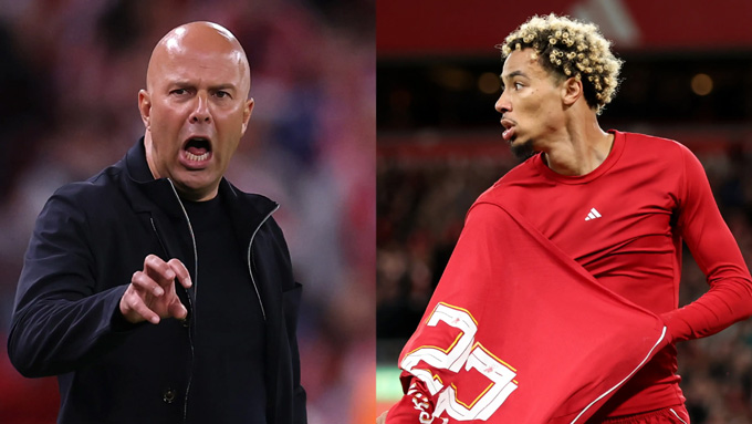 HLV Slot đã rất bực mình vì chiếc thẻ đỏ và Ekitike đã phải lên tiếng xin lỗi