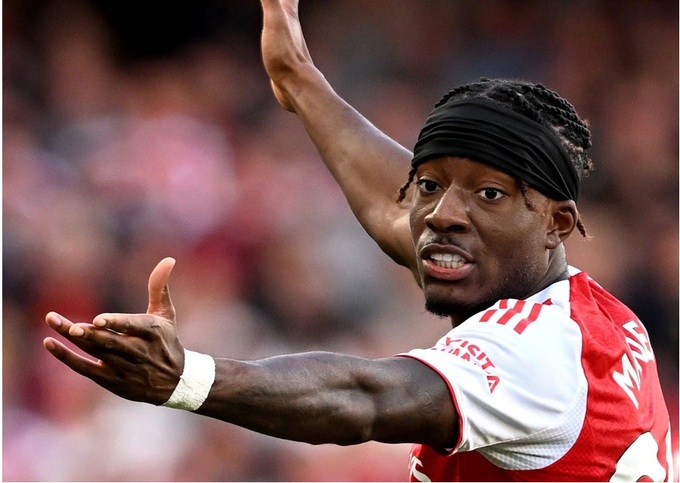 Cầu thủ chạy cánh Noni Madueke của Arsenal vừa dính chấn thương đầu gối nghiêm trọng