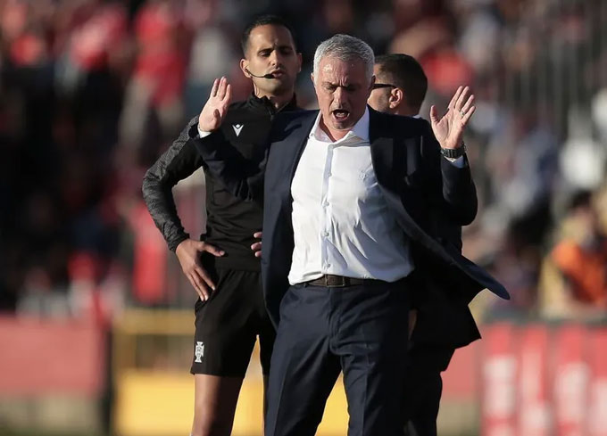 Mourinho đối mặt với rắc rối khi chuyển sang dẫn dắt Benfica