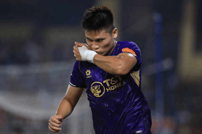 Tuấn Hải được HLV Yusuke Adachi yêu cầu tập luyện ở vị trí tiền đạo cắm. - Ảnh: Minh Tuấn