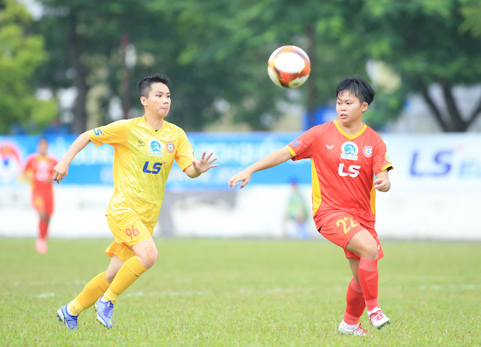 TP.HCM I (áo vàng) đang tạm lấy lại ngôi đầu bảng - Ảnh: Phan Tùng